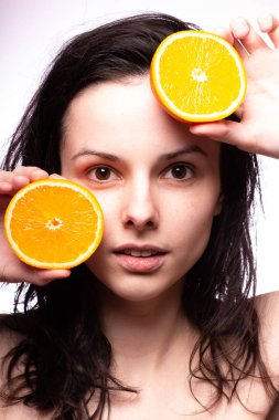 portakal ile güzel genç kız