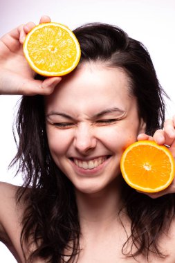 portakal ile güzel genç kız