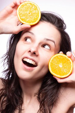 portakal ile güzel genç kız