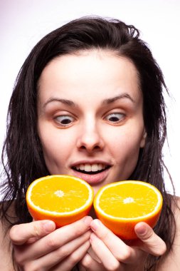 portakal ile güzel genç kız