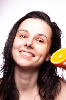 portakal ile güzel genç kız