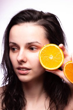 portakal ile güzel genç kız