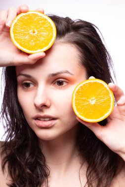 portakal ile güzel genç kız