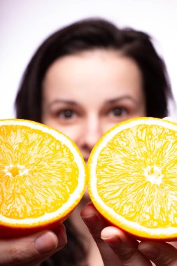portakal ile güzel genç kız