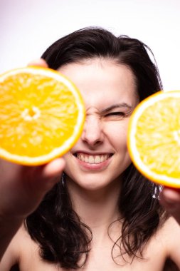 portakal ile güzel genç kız