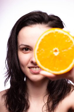 portakal ile güzel genç kız