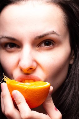 portakal ile güzel genç kız
