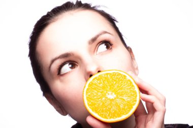 portakal ile güzel genç kız