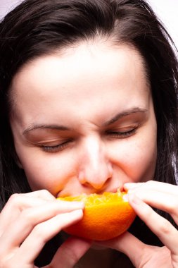 portakal ile güzel genç kız