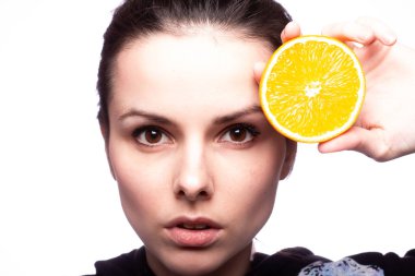 portakal ile güzel genç kız