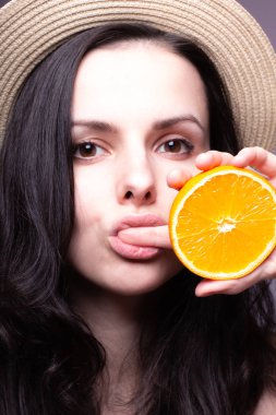 portakal ile güzel genç kız