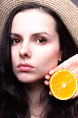 portakal ile güzel genç kız