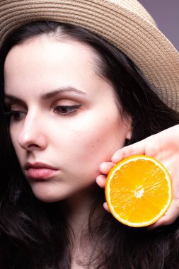 portakal ile güzel genç kız