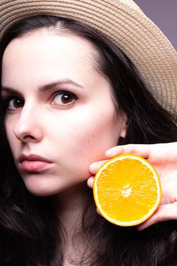 portakal, şapka ile güzel genç kız