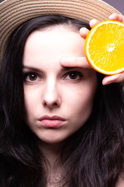 portakal, şapka ile güzel genç kız