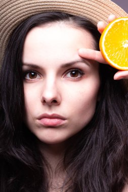 portakal ile güzel genç kız