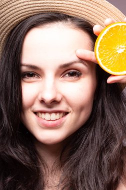 portakal ile güzel genç kız