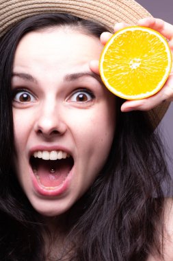 portakal, şapka ile güzel genç kız