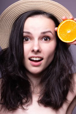 portakal ile güzel genç kız