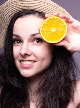 portakal, şapka ile güzel genç kız