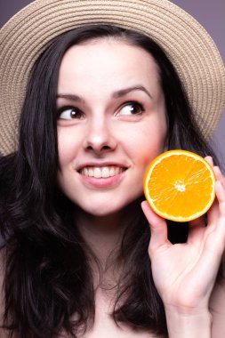 portakal ile güzel genç kız