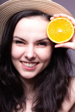 portakal ile güzel genç kız