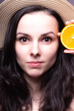 portakal ile güzel genç kız
