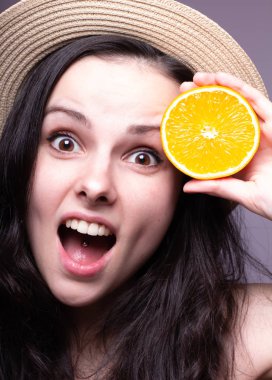 portakal ile güzel genç kız