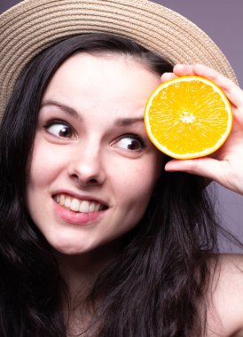 portakal ile güzel genç kız