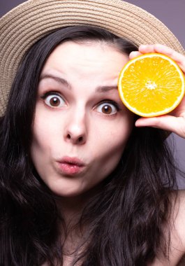 portakal ile güzel genç kız