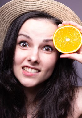 portakal ile güzel genç kız