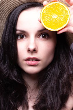 portakal ile güzel genç kız