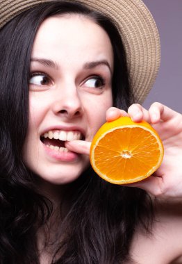 portakal ile güzel genç kız