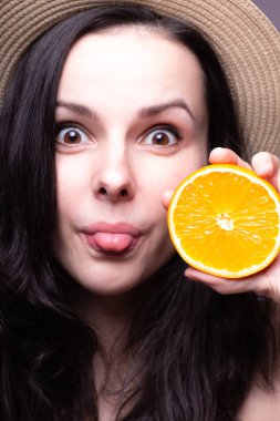 portakal ile güzel genç kız