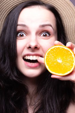 portakal ile güzel genç kız