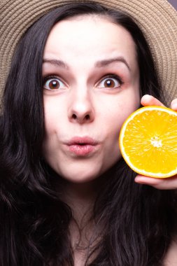 portakal ile güzel genç kız