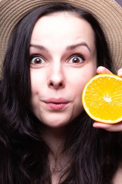 portakal ile güzel genç kız