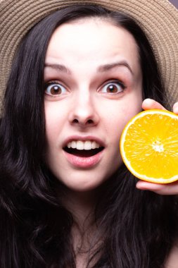 portakal ile güzel genç kız