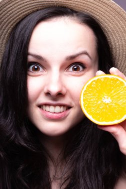 portakal ile güzel genç kız