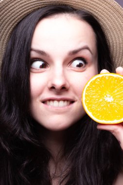 portakal, şapka ile güzel genç kız