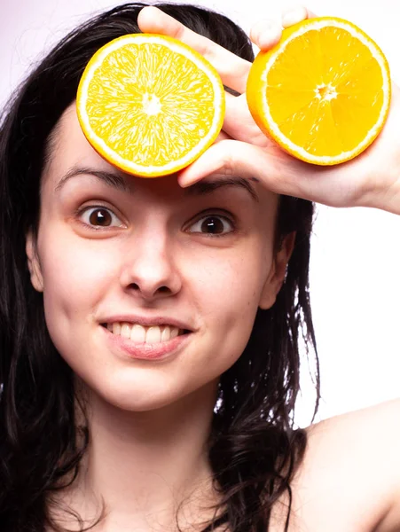 portakal ile güzel genç kız