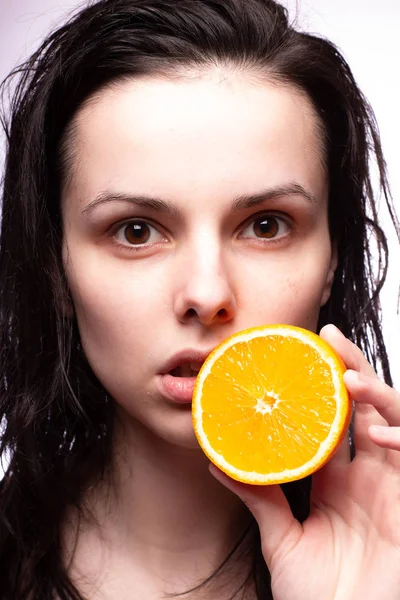 portakal ile güzel genç kız