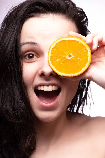 portakal ile güzel genç kız