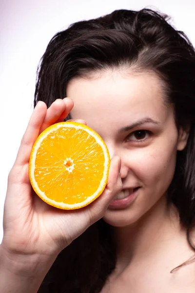 portakal ile güzel genç kız
