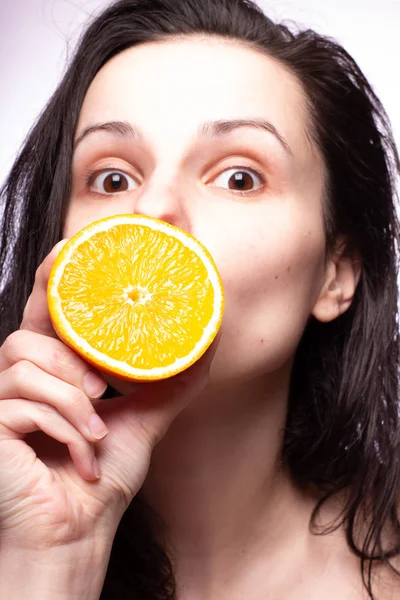 portakal ile güzel genç kız