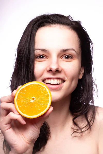 portakal ile güzel genç kız