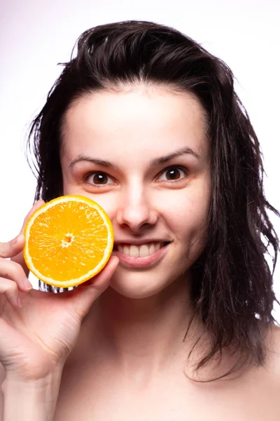 Bela Jovem Com Laranjas — Fotografia de Stock