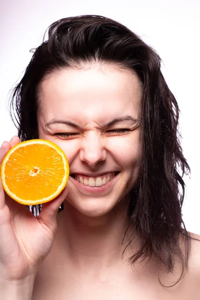 portakal ile güzel genç kız