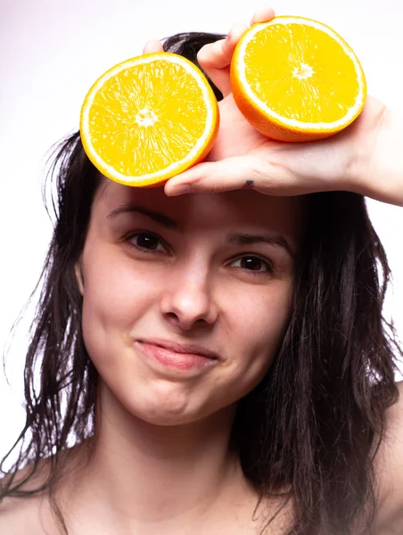 portakal ile güzel genç kız