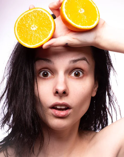 portakal ile güzel genç kız